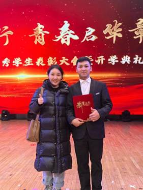 和辅导员合影 (1)