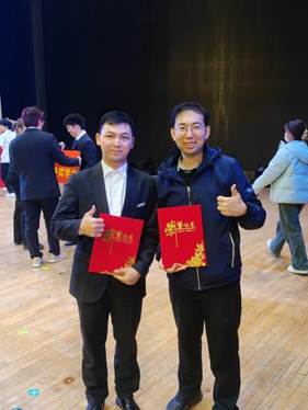 和辅导员合影 (2)